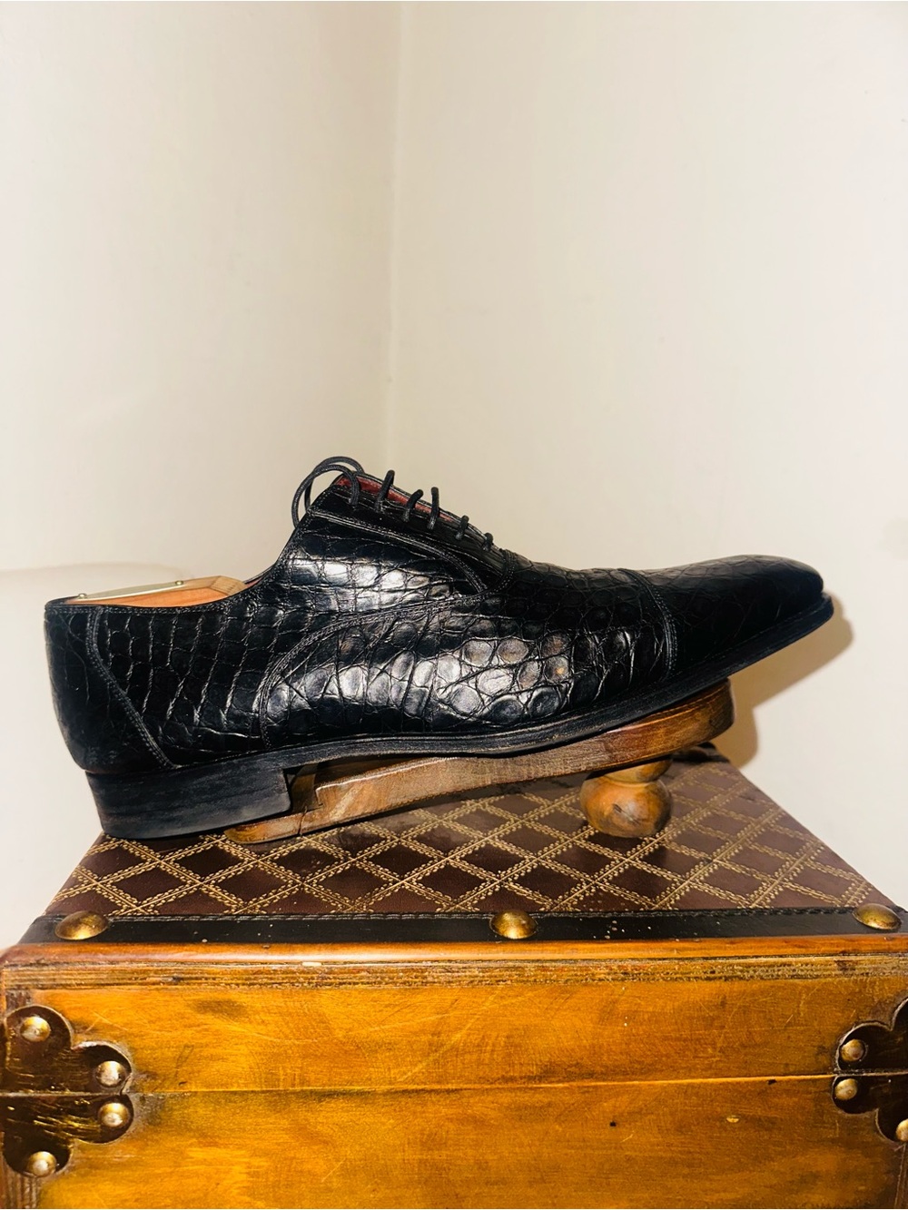 Magnanni Black Croc-Embossed Derby Shoe